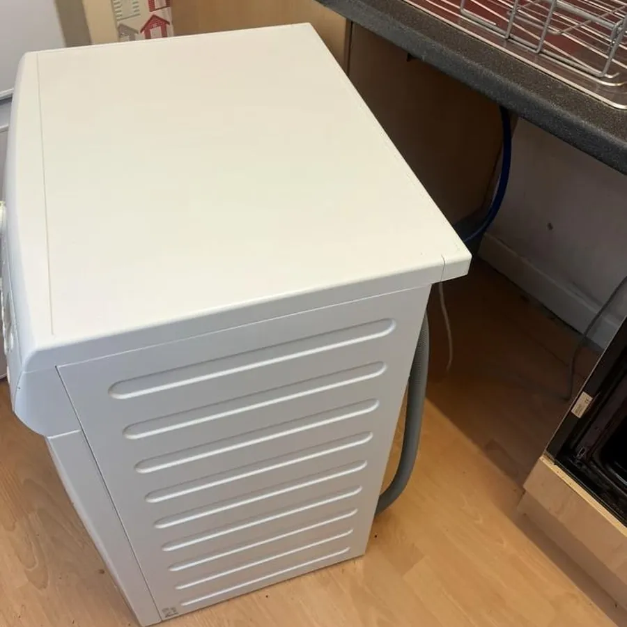 Washing machine and the floor around it cleaned