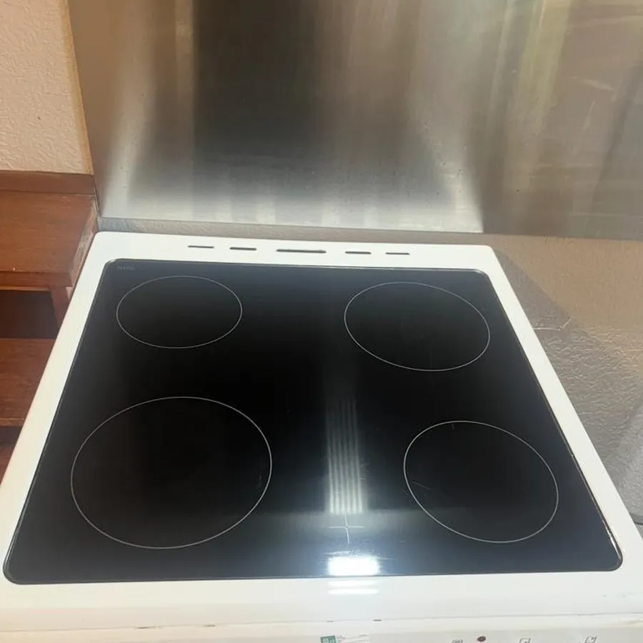 Clean cooker and hob in a Glasgow kitchen